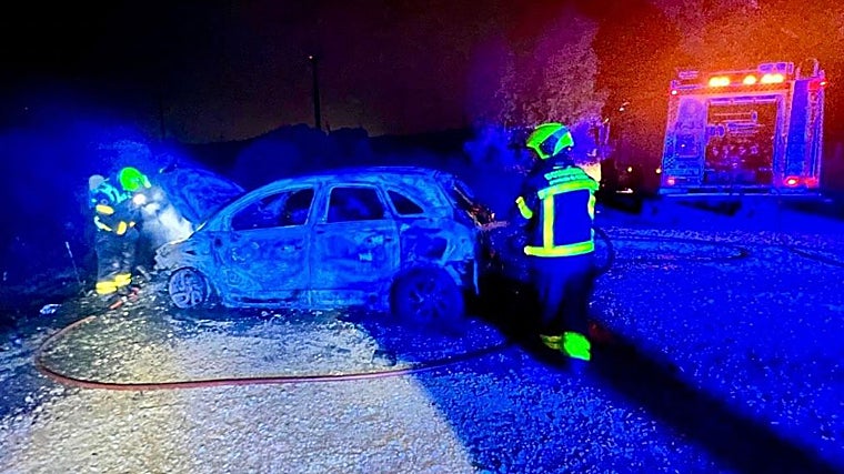 Un incendio deja un coche calcinado en Chiclana y el fuego se extiende a una zona de vegetación
