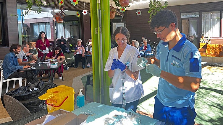 Más de 9.000 gaditanos se vacunan contra la gripe y la covid