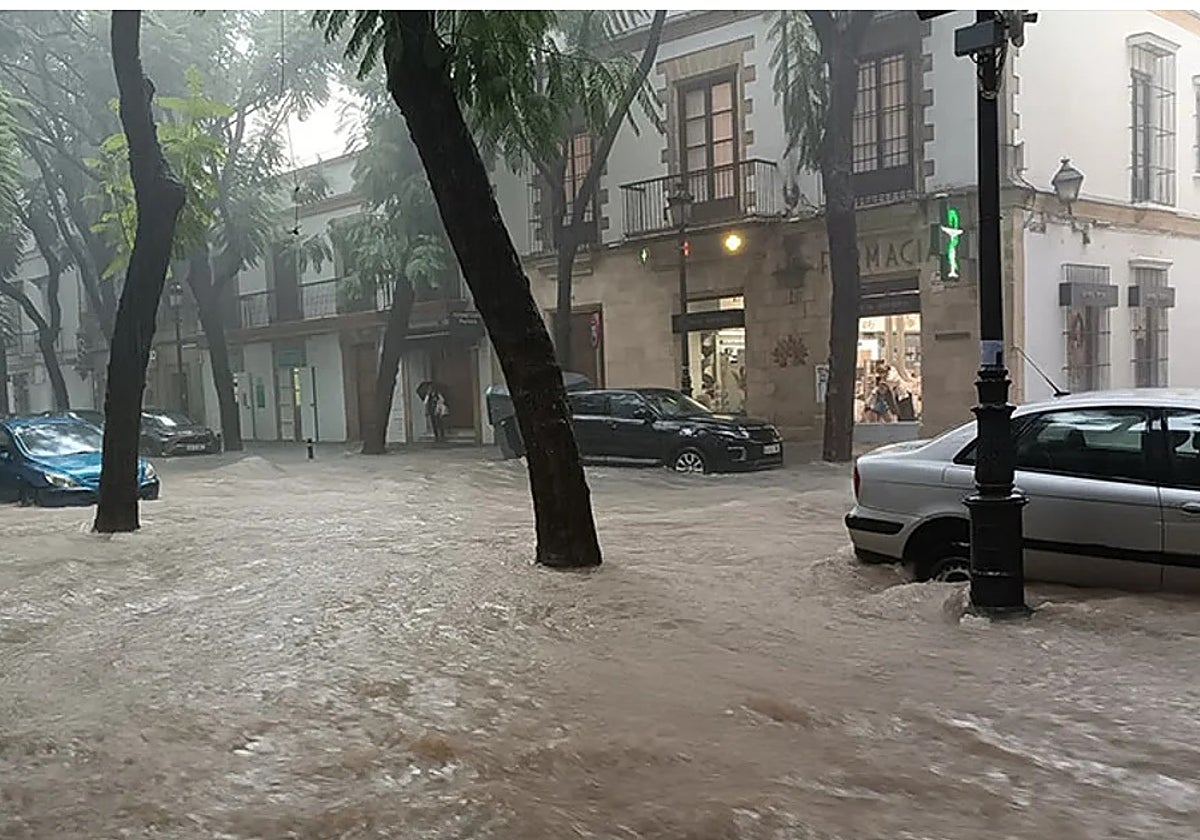 Una calle de Jerez completamente anegada por el temporal