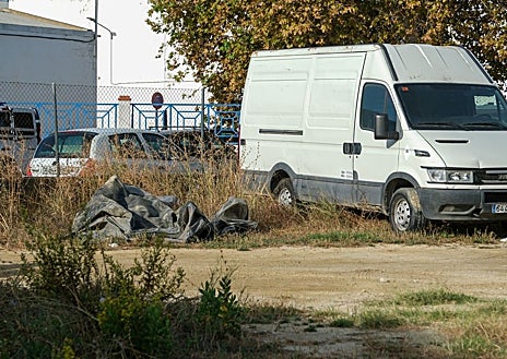 Imagen secundaria 1 - Ni cámaras ni seguridad para almacenar la gasolina incautada: así es el depósito de la Policía Local asaltado por los narcos en Chiclana
