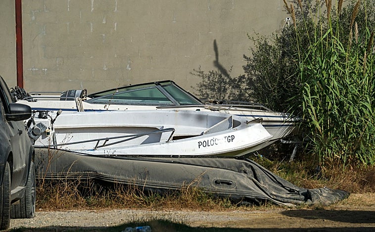 Imagen principal - Ni cámaras ni seguridad para almacenar la gasolina incautada: así es el depósito de la Policía Local asaltado por los narcos en Chiclana