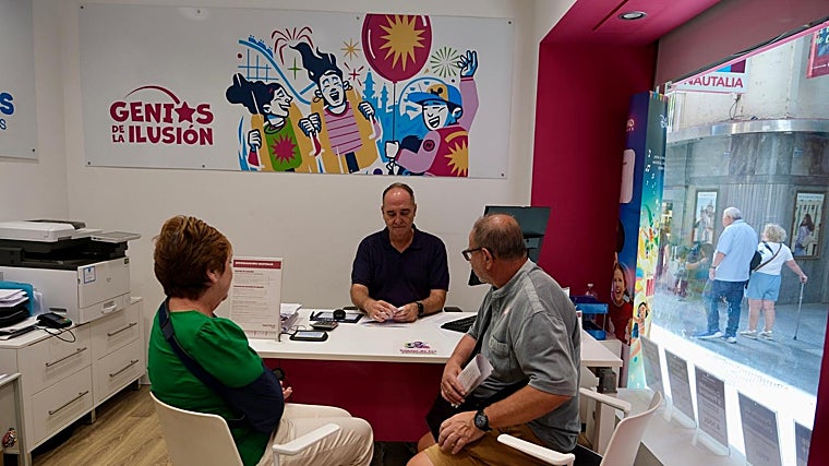 Antonio Castro atiende a dos clientes en Nautalia Viajes