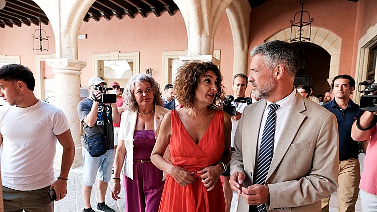 María Jesús Montero visita el Ayuntamiento de Rota