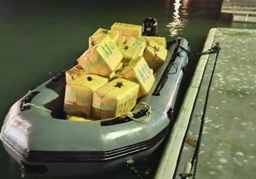 Madrugada de alto riesgo en Chipiona: Interceptan una narcolancha con más de una tonelada de hachís y un fusil de asalto