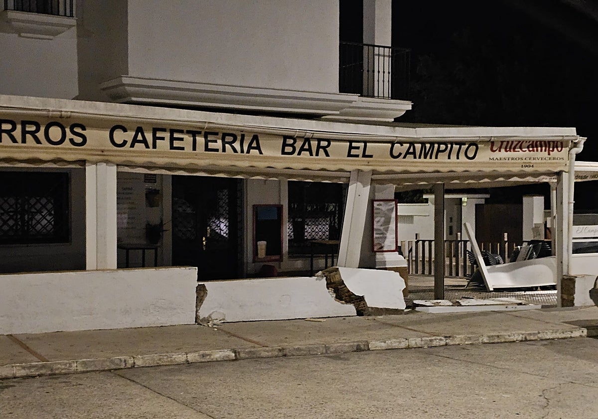 Daños en la cafetería El Campito en la carretera de La Barrosa en Chiclana