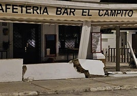 Un petaquero a la fuga estrella su coche contra la cafetería El Campito de Chiclana