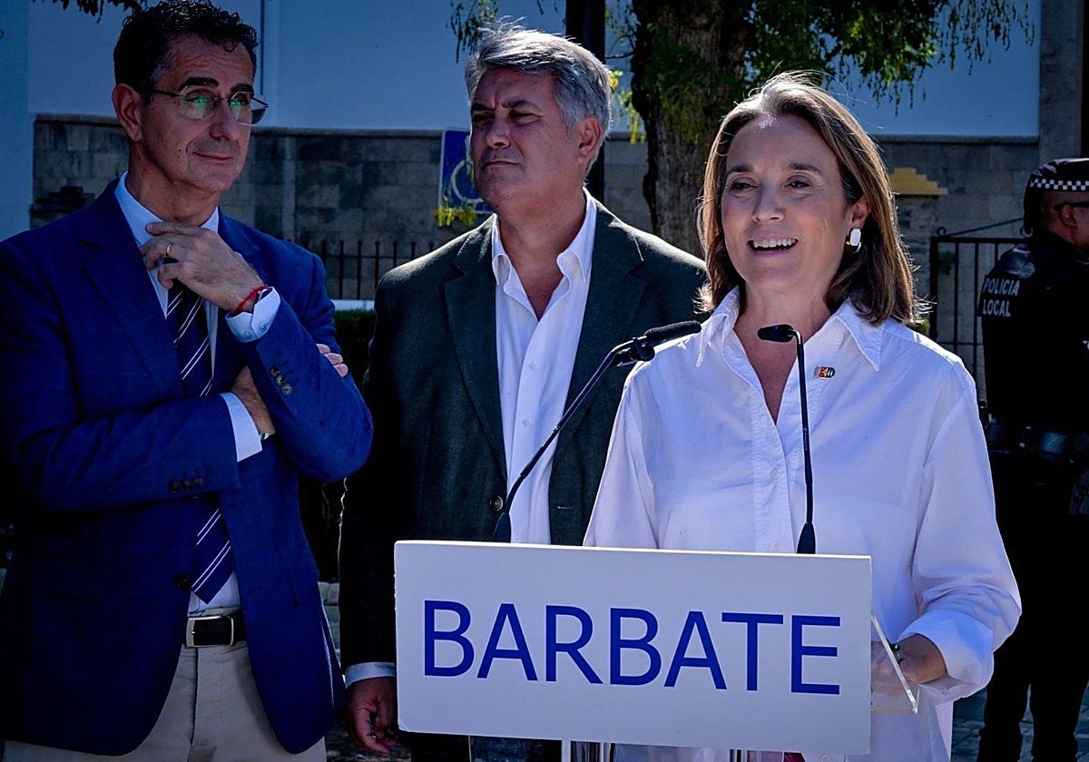 Cuca Gamarra atendiendo a los periodistas en Barbate