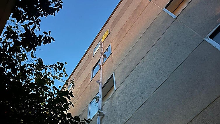 El preso fugado del hospital de Jerez: un 'spiderman' de 25 años al que le había picado una araña y que se fue en patinete