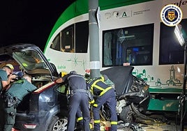 Violento accidente entre el tranvía y un coche en Chiclana