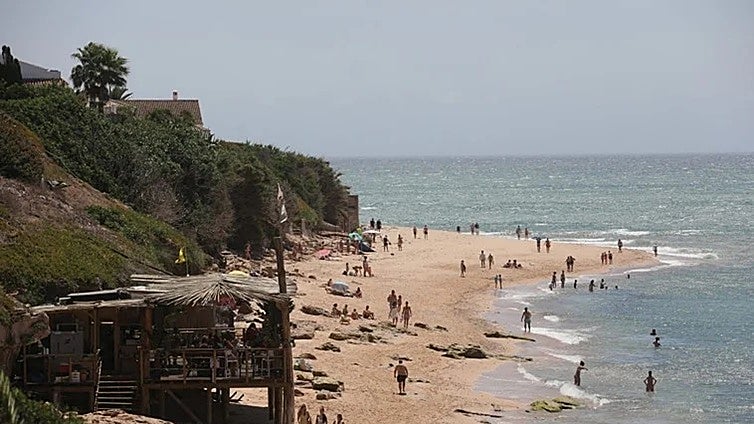 Los Caños de Meca, una playa mareal y sin solución a la pérdida de arena, según el Gobierno