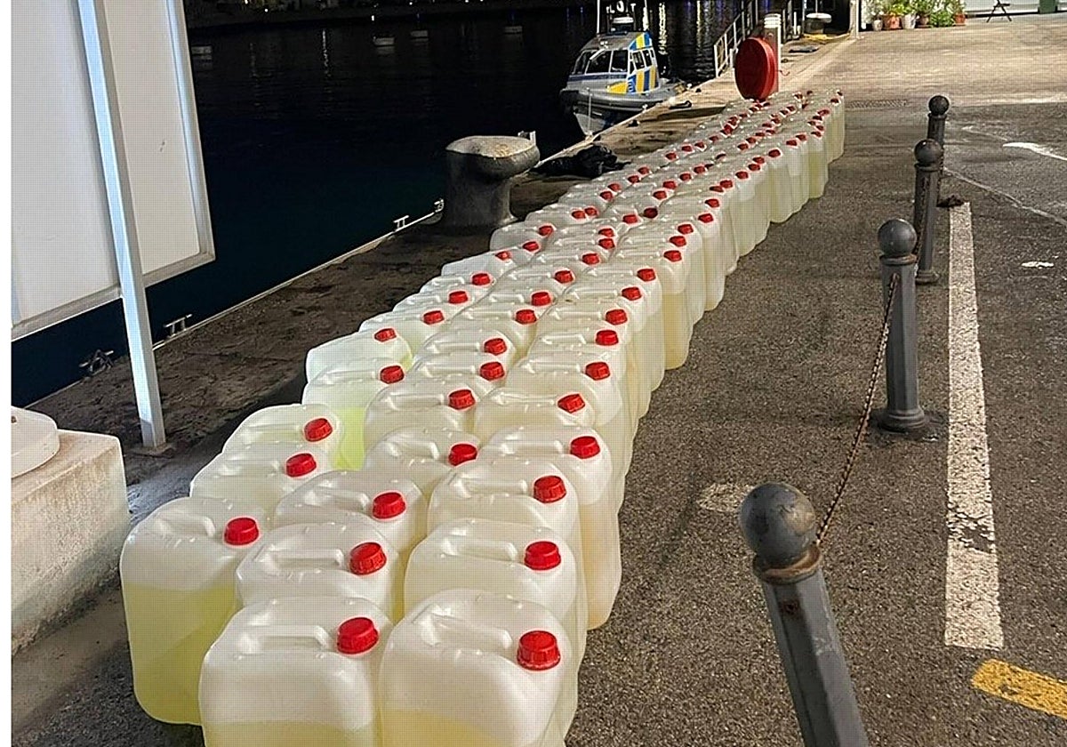 Bidones de gasolina recuperados