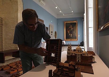 Imagen secundaria 1 - Restauración en directo: así se desmonta y limpia la histórica Maqueta de Cádiz