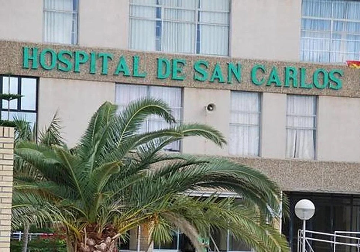 Imagen de la fachada del hospital isleño de San Carlos