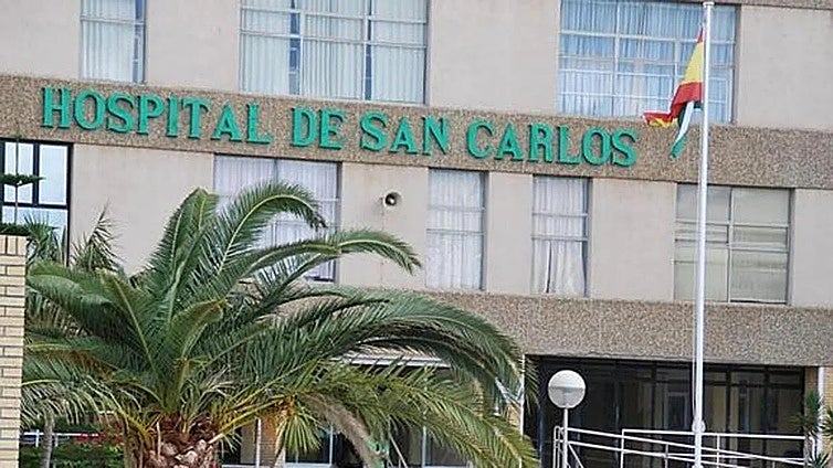 El PSOE critica el cierre de diez de las doce plantas del hospital San Carlos y la falta de personal