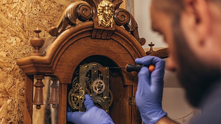 Jesús Moreno reparando un reloj