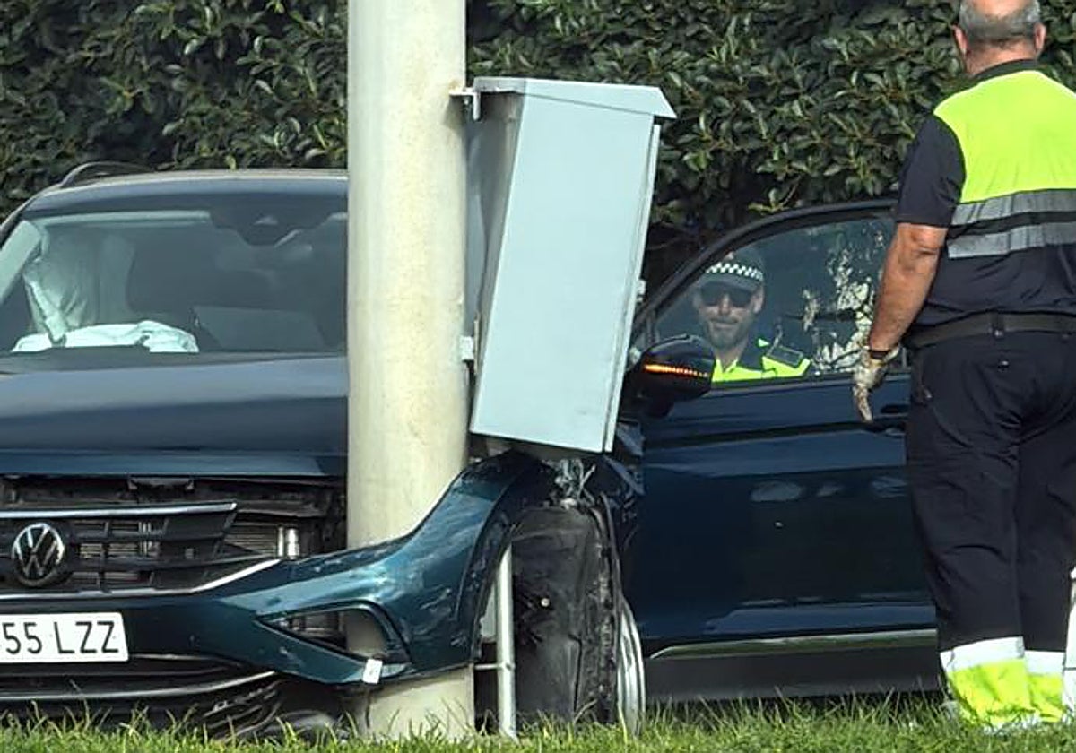 El turismo empotrado contra un poste metálico en la entrada de Cádiz