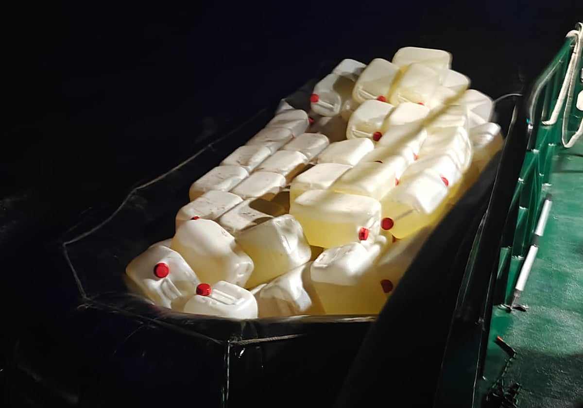 Parte de las garrafas intervenidas.