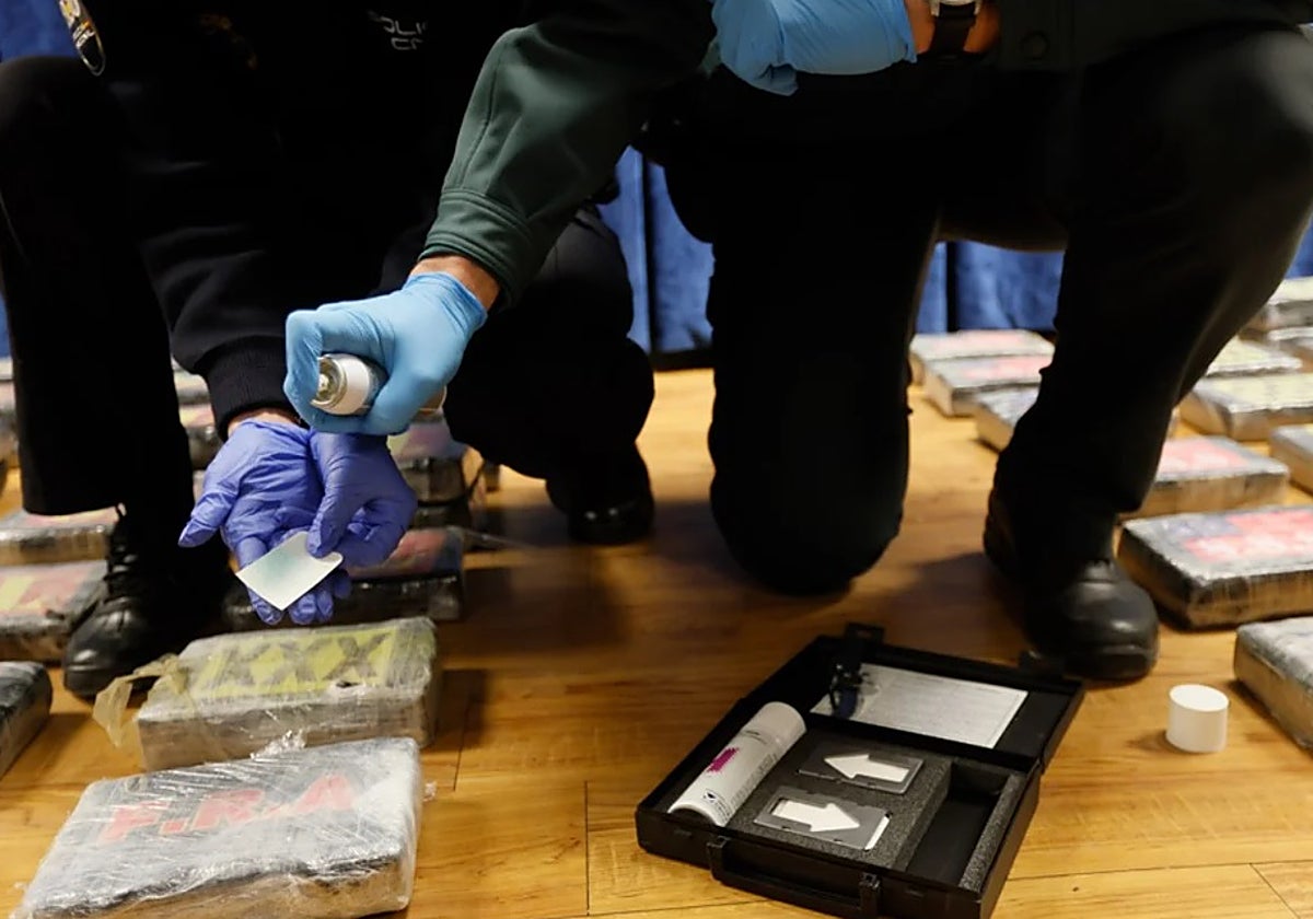 Agentes hacen la prueba de comprobación de sustancia a cocaína interceptada en la desembocadura del río (FOTO DE ARCHIVO).
