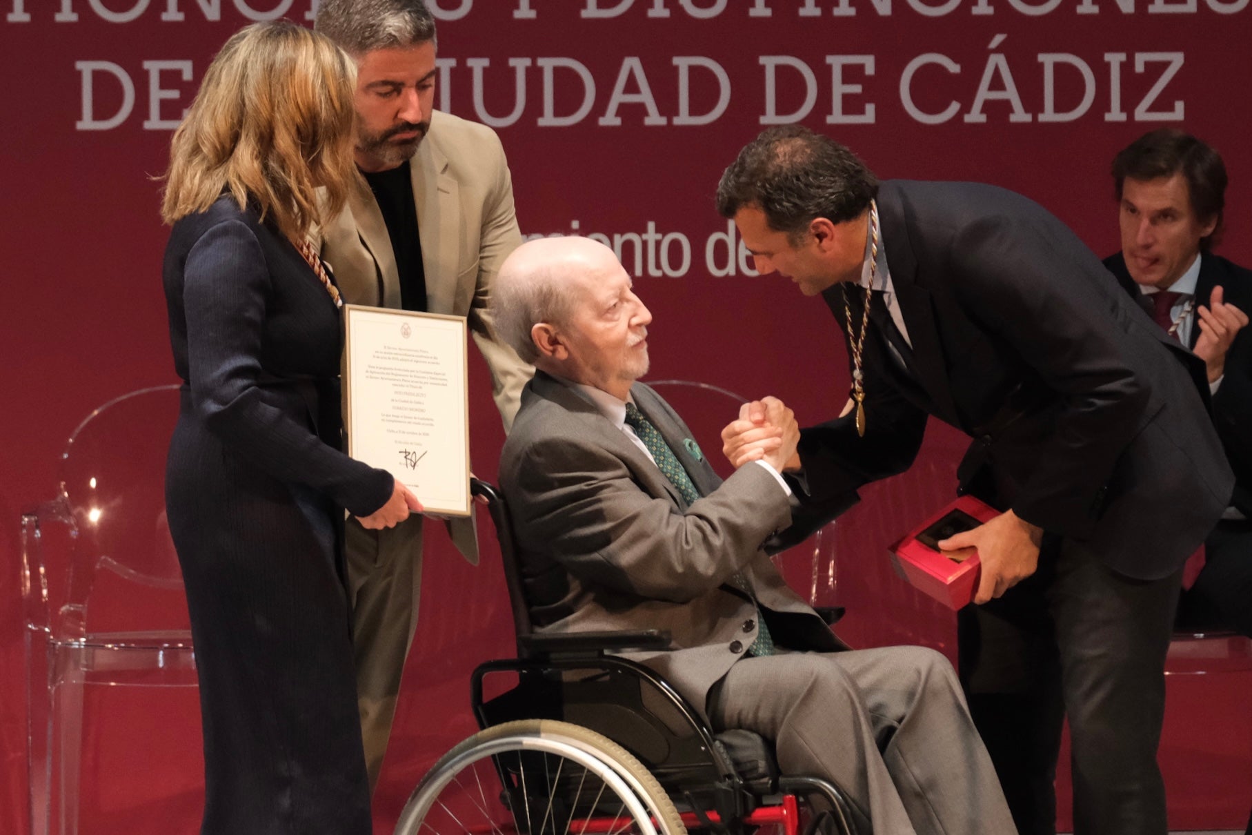 Fotos: La emoción marca la gala de entrega de Honores y Distinciones de Cádiz 2025