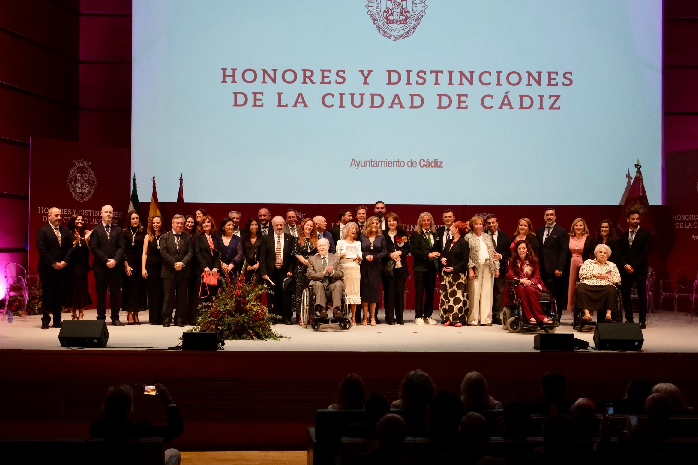 Fotos: La emoción marca la gala de entrega de Honores y Distinciones de Cádiz 2025