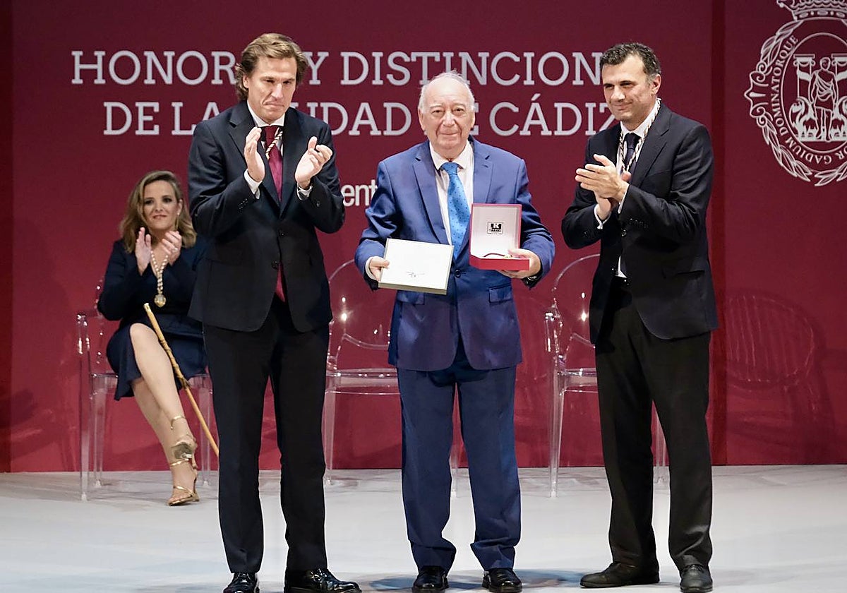 Fotos: La emoción marca la gala de entrega de Honores y Distinciones de Cádiz 2025