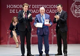 Fotos: La emoción marca la gala de entrega de Honores y Distinciones de Cádiz 2025