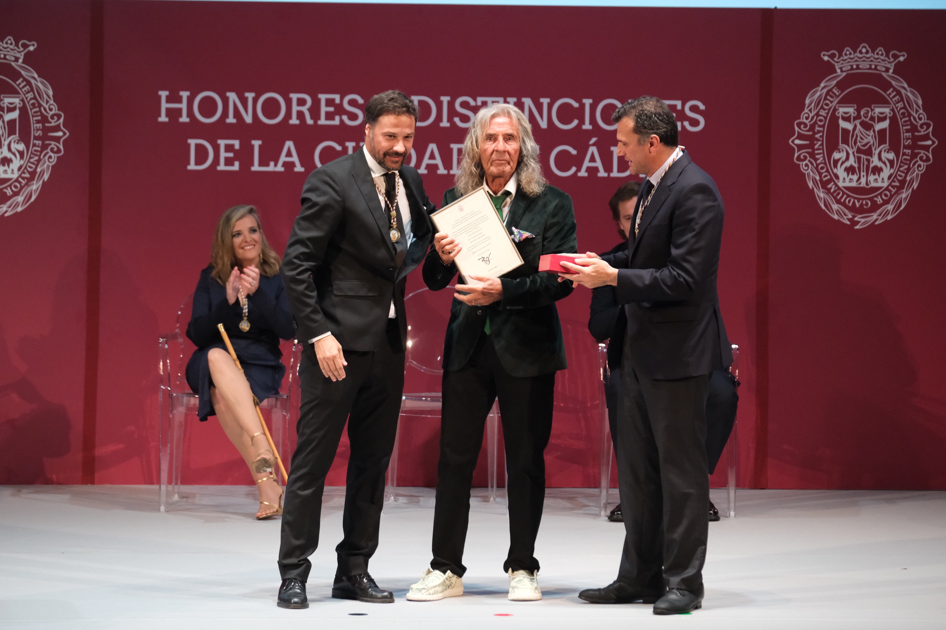 Fotos: La emoción marca la gala de entrega de Honores y Distinciones de Cádiz 2025