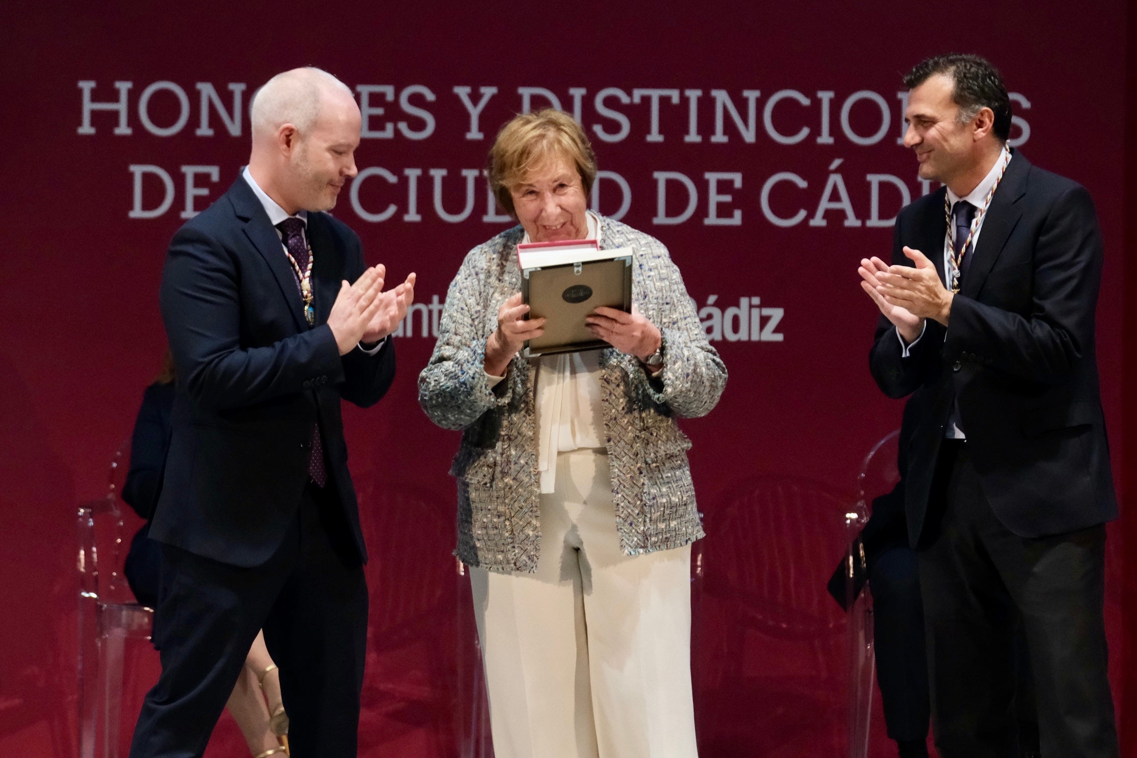 Fotos: La emoción marca la gala de entrega de Honores y Distinciones de Cádiz 2025