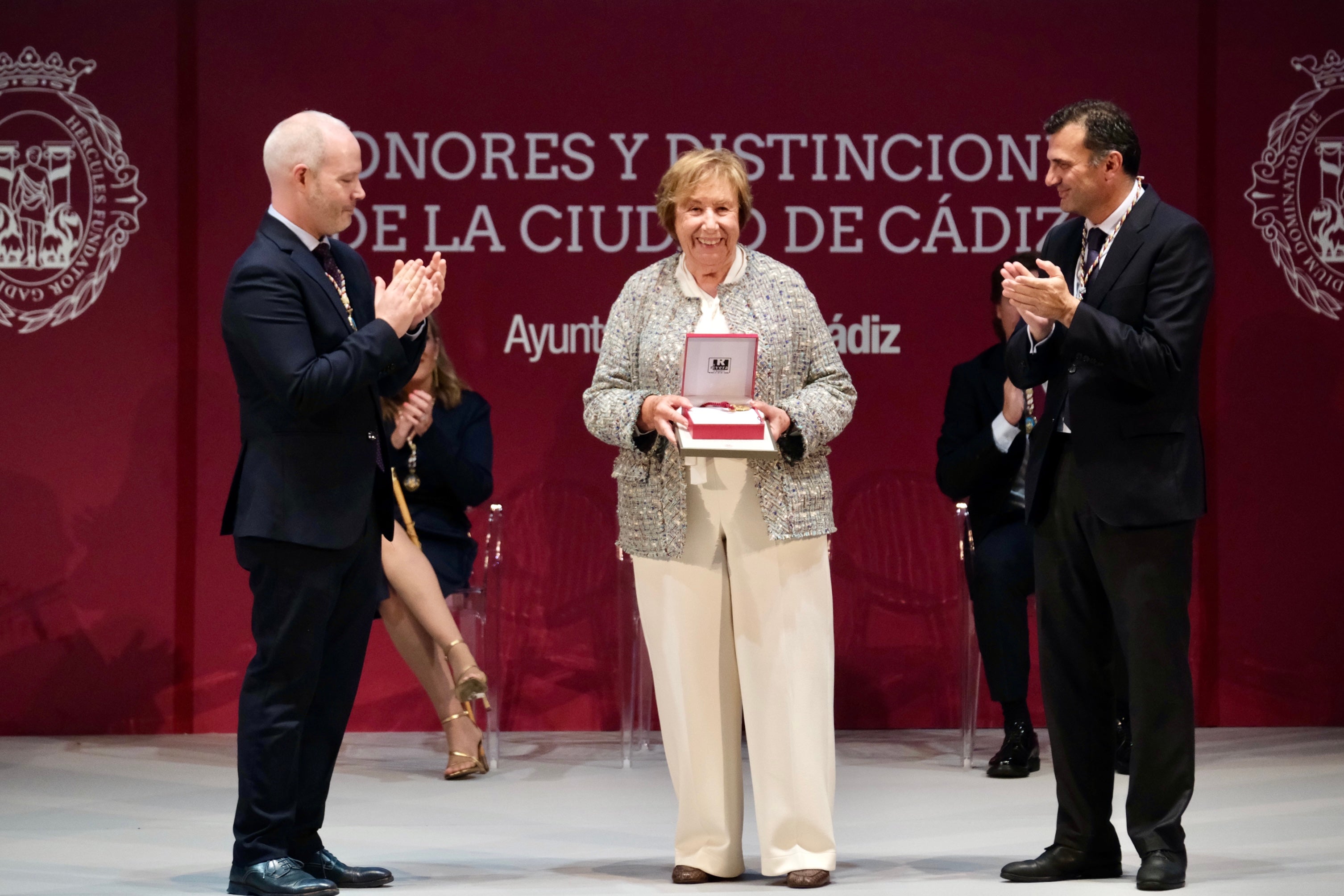 Fotos: La emoción marca la gala de entrega de Honores y Distinciones de Cádiz 2025