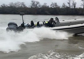 Persecución en el Guadalquivir: Huyen por tierra y abandonan una narcolancha de cuatro motores al verse acorralados por la Guardia Civil