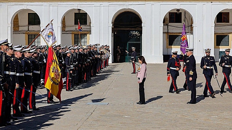 Robles impone un centenar de condecoraciones por la intervención del 'Tercio de Armada' en la dana