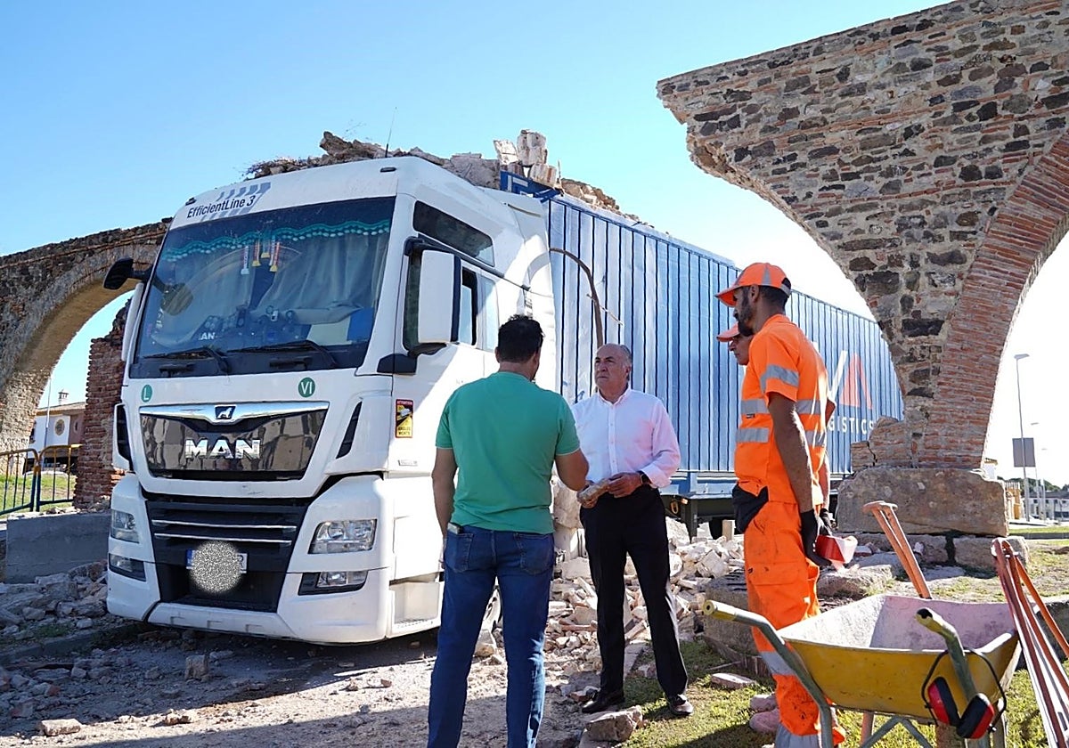 El camión ha dañado uno de los arcos de un acueducto del siglo XVIII