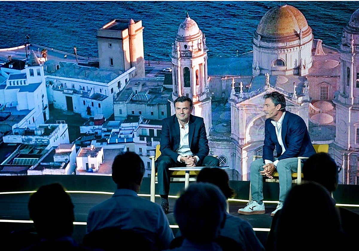 Federico Linares, presidente de EY en España, con el alcalde de Cádiz, en el acto celebrado este jueves