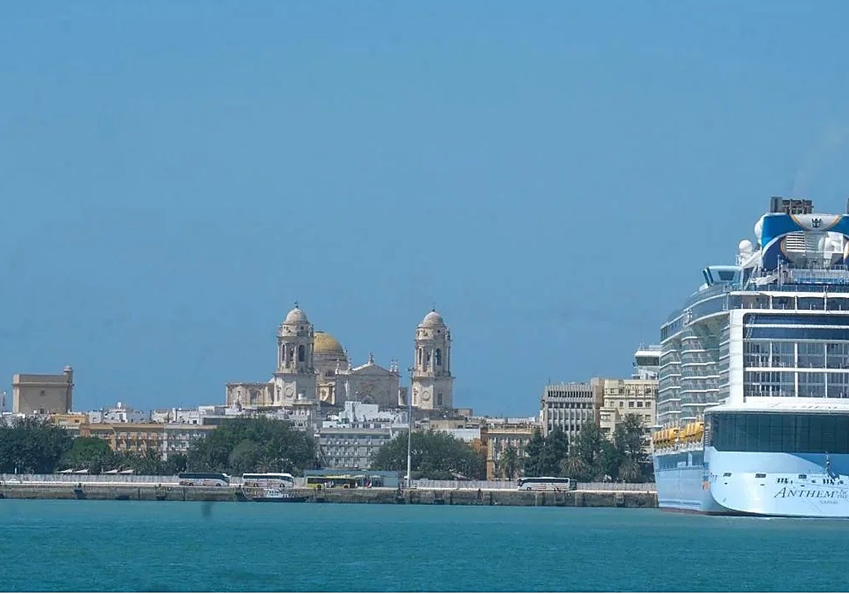Dos de los barcos harán noche en el puerto de Cádiz