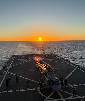 Imagen secundaria 2 - El buque 'Galicia' regresa a casa por el Golfo de Cádiz.