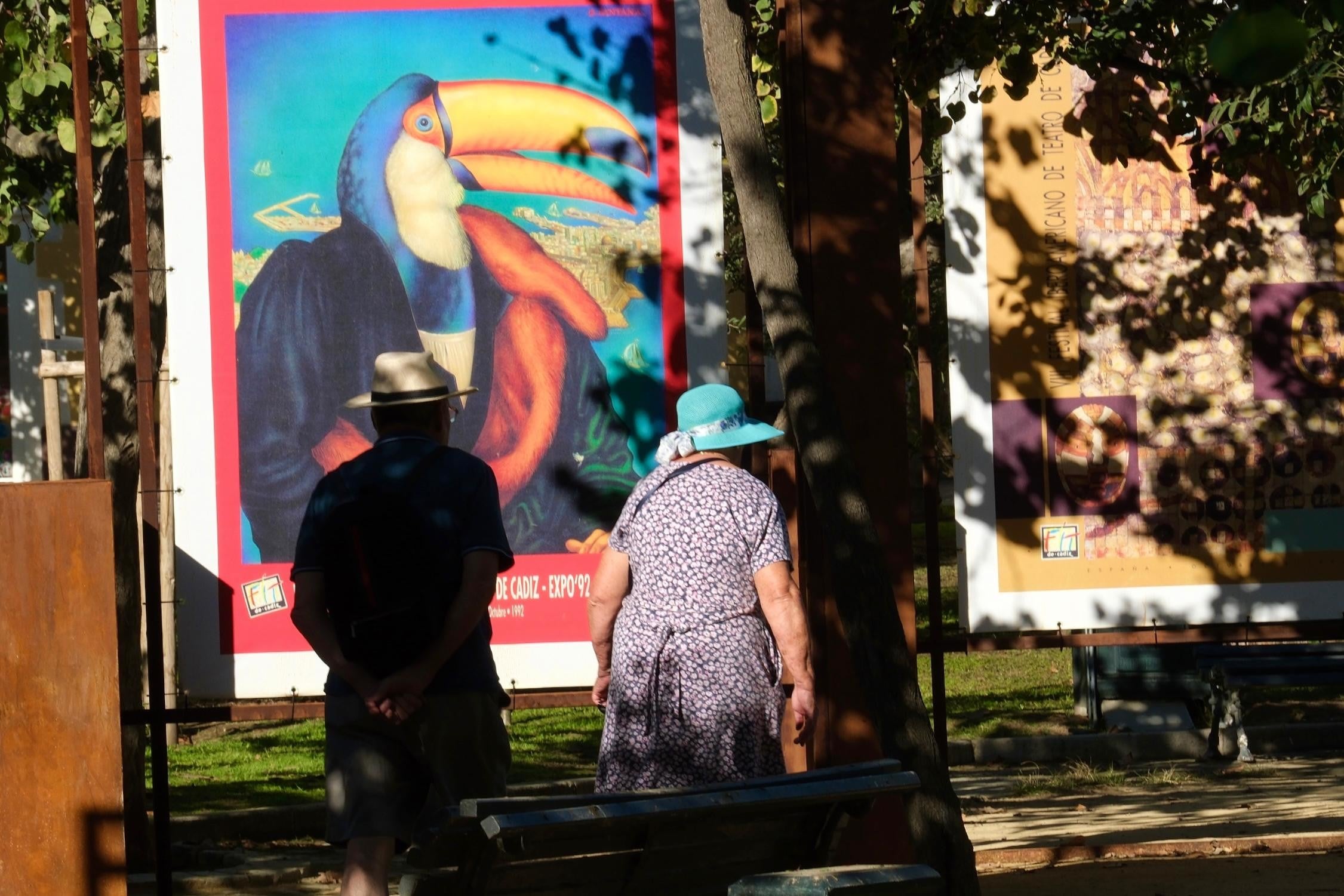“40 años del FIT de Cádiz”: la exposición que recorre la memoria del festival en la Plaza de España