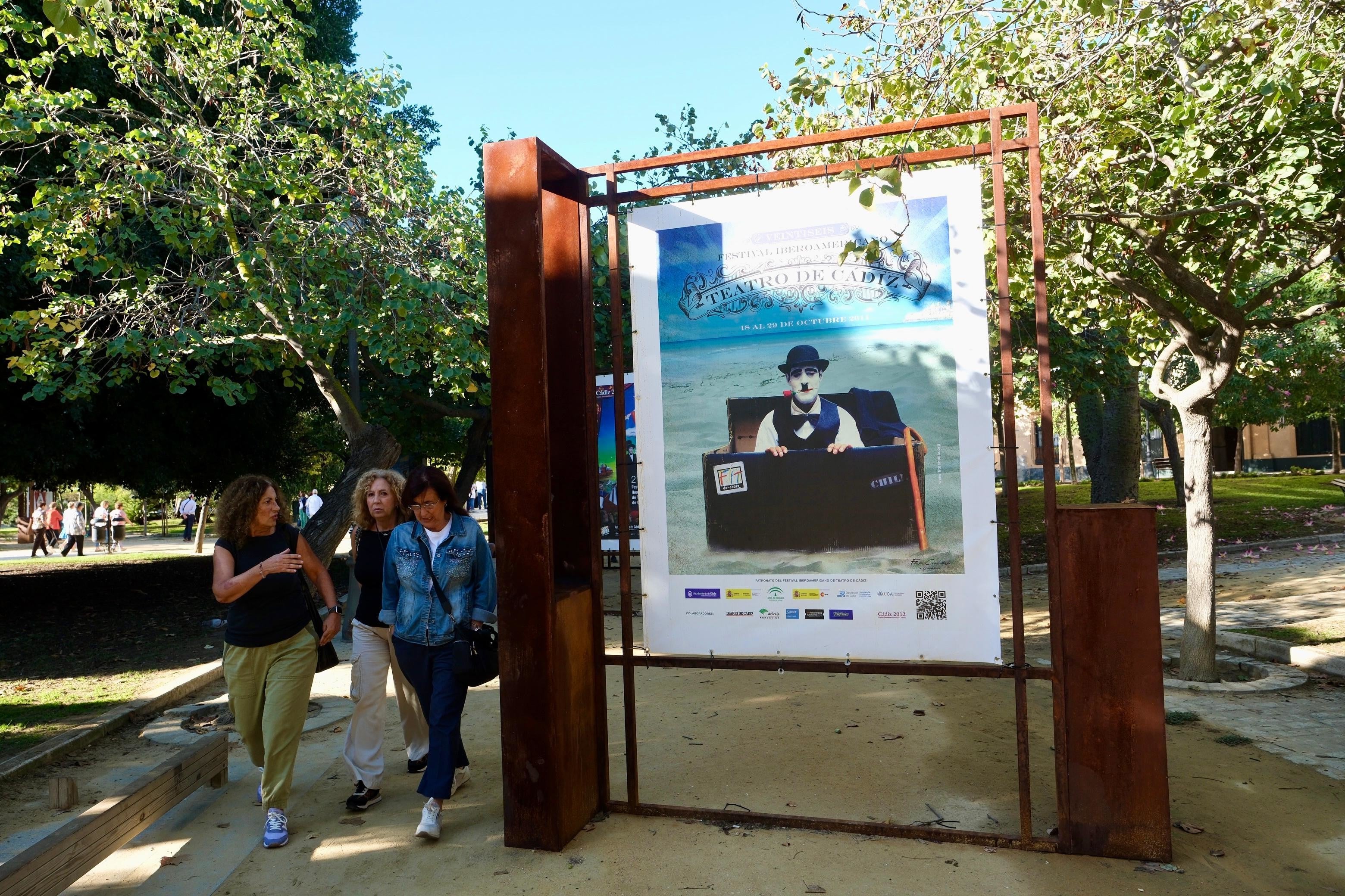 “40 años del FIT de Cádiz”: la exposición que recorre la memoria del festival en la Plaza de España