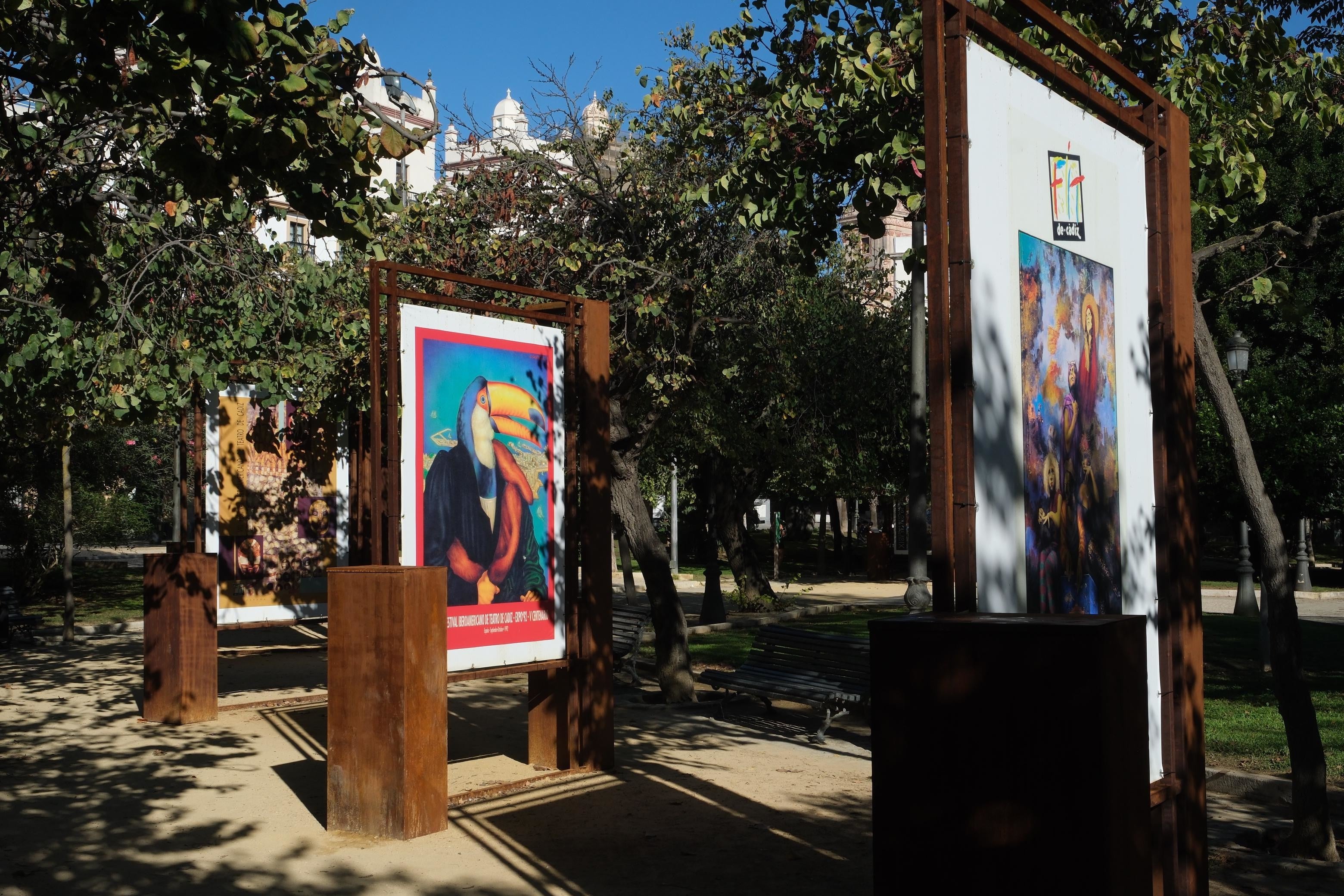 “40 años del FIT de Cádiz”: la exposición que recorre la memoria del festival en la Plaza de España