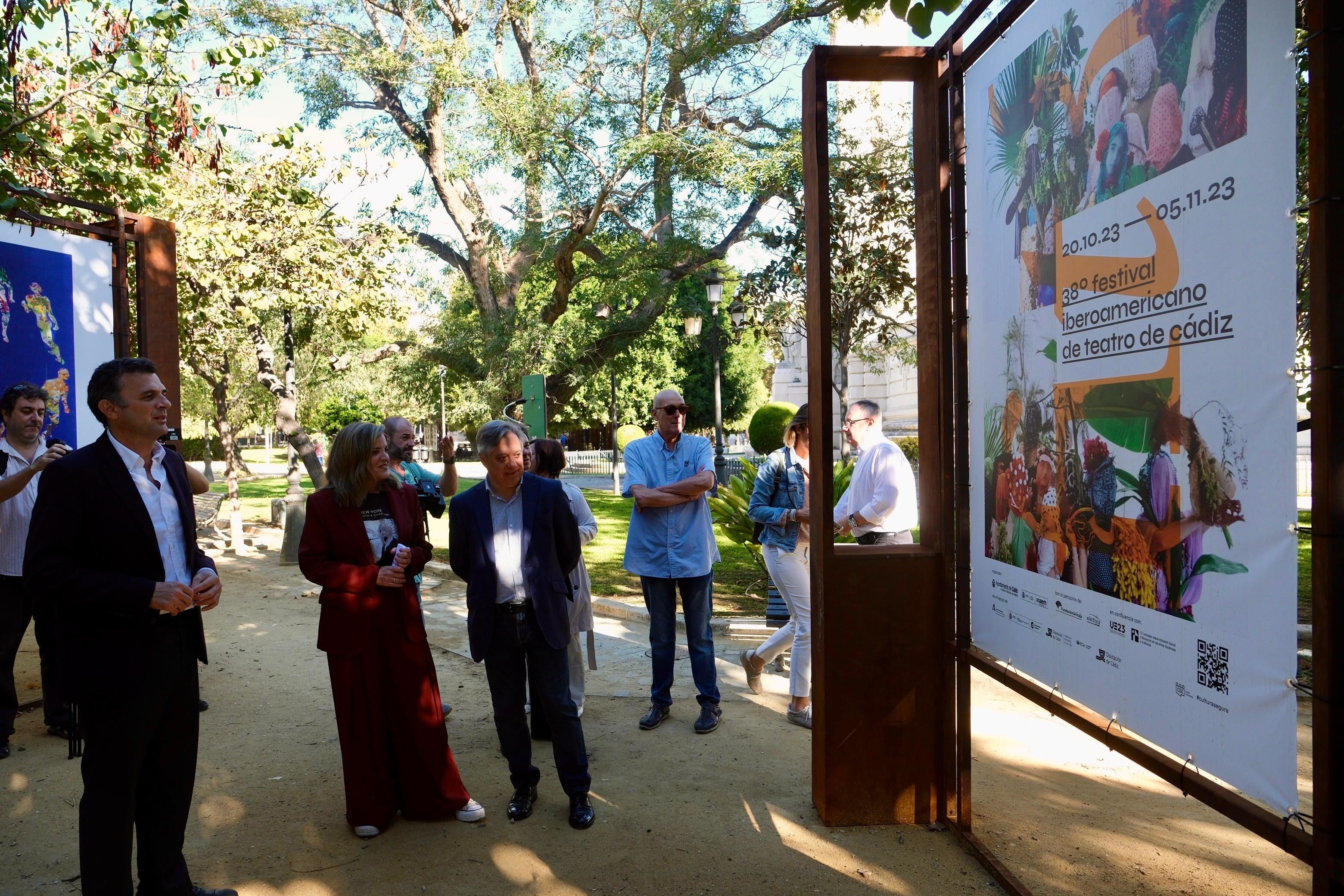 “40 años del FIT de Cádiz”: la exposición que recorre la memoria del festival en la Plaza de España