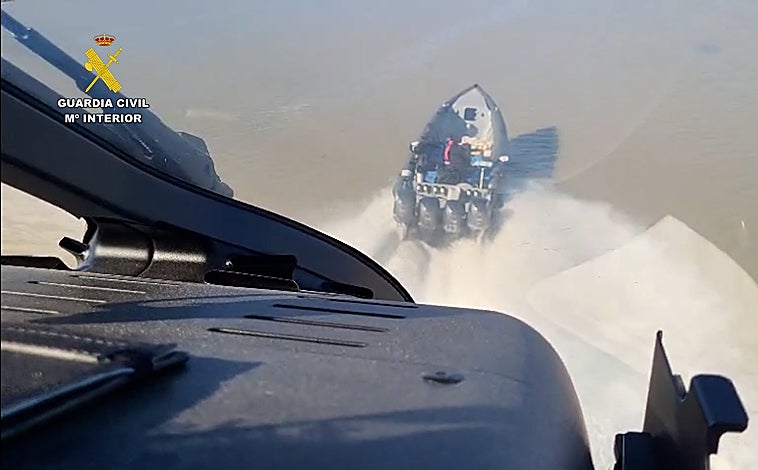 Imagen principal - Persecución en el mar y cuatro detenidos: abortado un alijo de 1.700 kilos de hachís en Chipiona