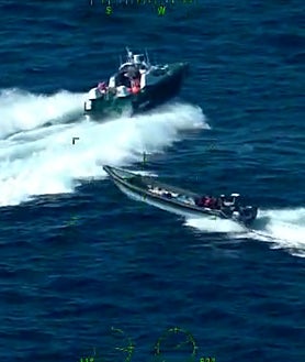 Imagen secundaria 2 - Persecución en el mar y cuatro detenidos: abortado un alijo de 1.700 kilos de hachís en Chipiona