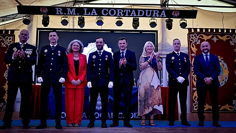El alcalde destaca el «reconocimiento y compromiso» de la ciudad con la Policía Local de Cádiz por su «capacidad humana y social»