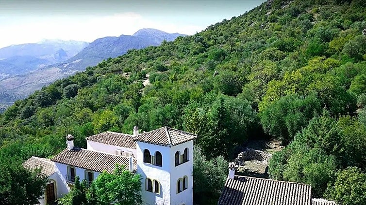 Se vende complejo rural en la Sierra de Cádiz con 12 alojamientos, piscina y vistas espectaculares por dos millones de euros
