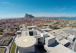 Tiroteo y fuga en La Línea: un joven herido tras un violento asalto en su vivienda desaparece del hospital con una identidad falsa