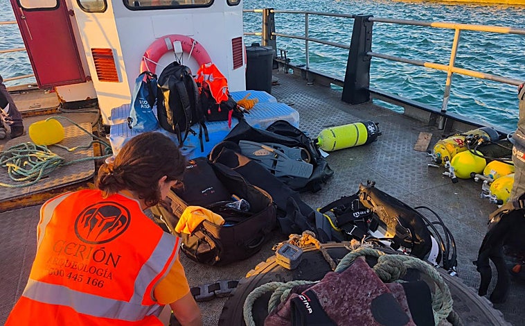 Imagen principal - Nuevos restos arqueológicos emergen durante las obras de la Fase II de la Nueva Terminal de Contenedores de Cádiz