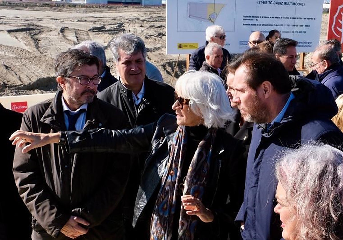 Teófila Martínez, en la obra de la terminal de contenedores que visitó el Ministro Óscar Puente