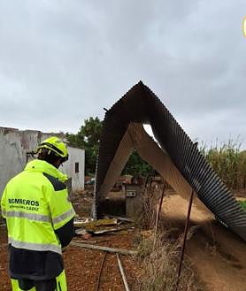 Imagen secundaria 2 - Cádiz se libra de lo peor del temporal pero la borrasca deja daños en la Costa Noroeste