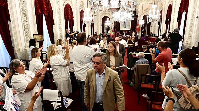 Los concejales del PSOE abandonan el pleno