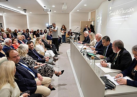 Imagen secundaria 1 - Felicidad Rodríguez: «Defender la profesión médica es defender al paciente y la calidad asistencial»