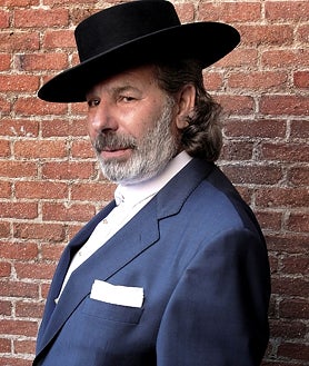 Imagen secundaria 2 - Presentación de 'Torerías y diabluras' de Jesús Soto de Paula con Curro Romero y Rafael de Paula en 2017 | El diestro jerezano Rafael de Paula en su último toro antes de cortarse la coleta | Rafael de Paula cuando era apoderado de Morante de la Puebla, en las inmediaciones de Las Ventas